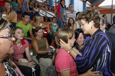 La presidenta Dilma Rousseff consuela a los familiares de las víctimas.| Afp