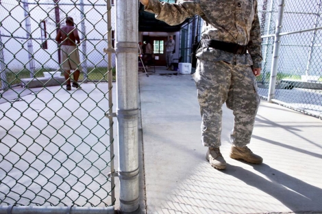 Un guardia cierra una verja de la prisin de Guantnamo. | Afp
