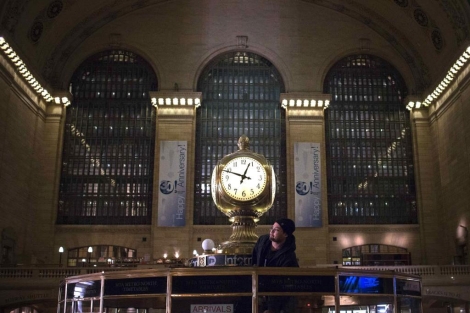 El reloj de cuatro caras que corona la caseta de información de la estación. | Reuters