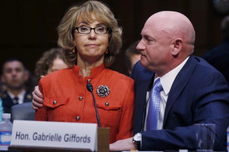 Gabrielle Giffords en su intervencin junto a su marido.| Reuters