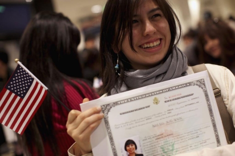 Arias-Aragon con su certificado de ciudadana estadounidense.| Reuters