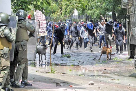 Enfrentamientos entre estudiantes y polica en una manifestacin.| Efe