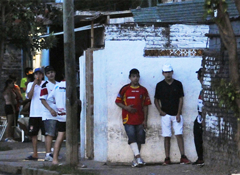 Menores custodiando un puesto de drogas en Rosario.| La Nacin
