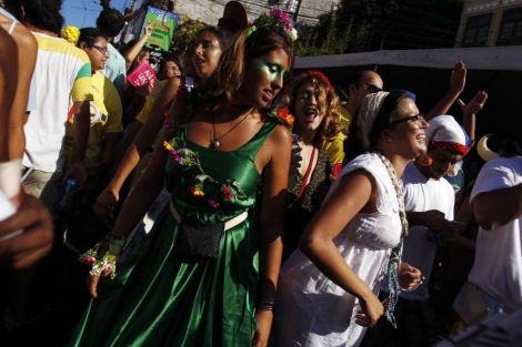 La gente baila al ritmo de las comparsas de Brasil