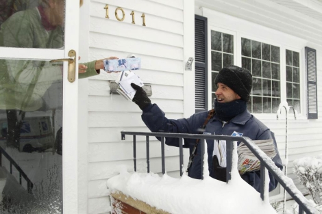 Un empleado de correos reparte cartas en Iowa