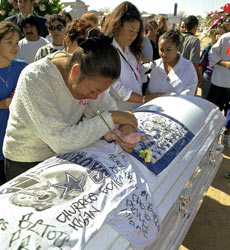 Una mujer llora sobre el fretro de su hija muerta, en Ciudad Jurez.