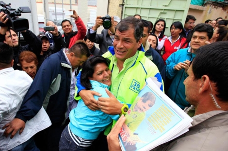 El presidente ecuatoriano y candidato por el movimiento poltico Alianza Pas, Rafael Correa (c).| Efe