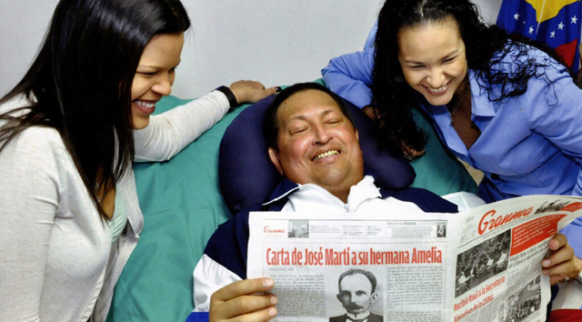 Hugo Chávez, junto a sus dos hijas. VEA MÁS IMÁGENES