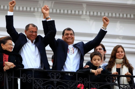 Correa saluda en el balcn tras conocer los datos que le daban la victoria. | Efe