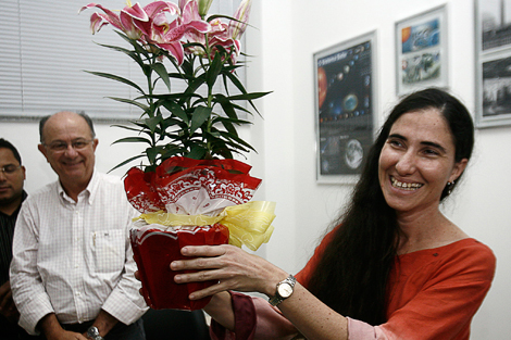 La cubana Yoani Snchez (d) recibe una planta de regalo, en su visita a Brasil. | Efe
