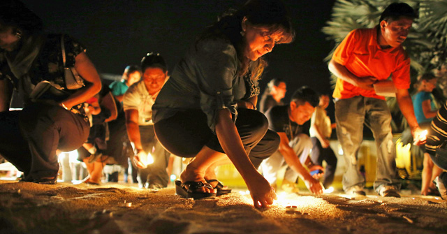 Un grupo de personas encienden velas en Florida para pedir una reforma inmigratoria justa. | Afp