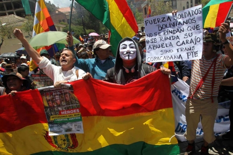 Bolivianos durante la marcha hasta el consulado general de Chile en La Paz. | Efe