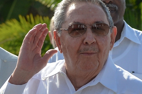 Ral Castro saluda en la isla este 22 de febrero. | Afp