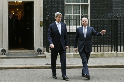 El secretario de Estado de EEUU, John Kerry (izqda.) con su homlogo britnico, William Hague. | Reuters