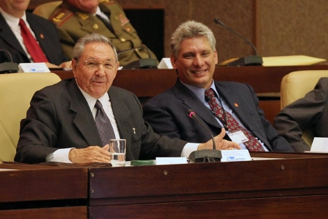 Miguel Daz Canel (der.), junto al presidente Ral Castro. | Efe