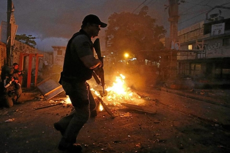 Un polica, durante la ocupacin de una favela en octubre de 2012. | Reuters