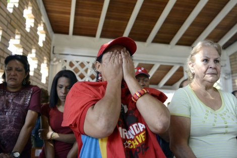 Seguidores de Hugo Chvez rezan por l en la capilla del Hospital Militar. | Afp