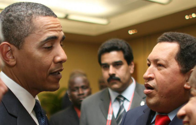 Obama saluda a Chvez, con Maduro al fondo, en una foto de archivo.