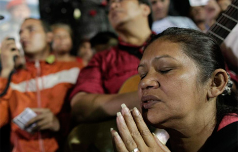 Una mujer llora en la Plaza Bolívar de Caracas. | Efe