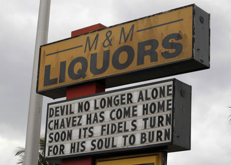 Un cartel en Florida: 'El diablo ya no est slo, Chvez ha vuelto a casa'. | Reuters