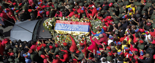 El féretro de Chávez, acompañado de una multitud por las calles de Caracas. | Efe [MÁS IMÁGENES]
