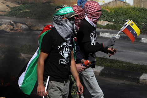 Protestantes palestinos portan benderas de Venezuela. | Afp