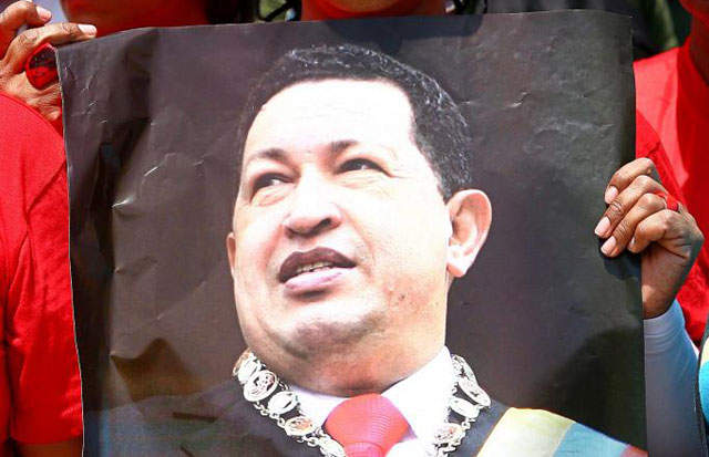 Un póster con la imagen de Hugo Chávez