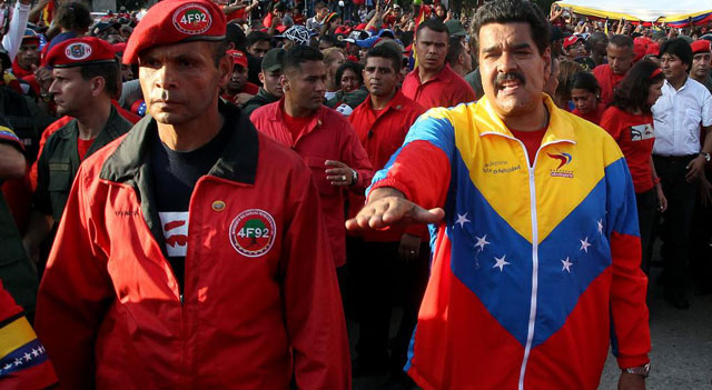 Nicols Maduro instruye al personal de seguridad durante el cortejo.| Efe