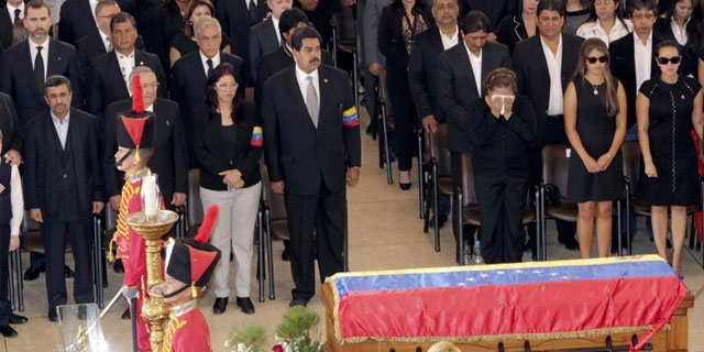 Maduro junto a la familia de Chvez frente al fretro.| EFE