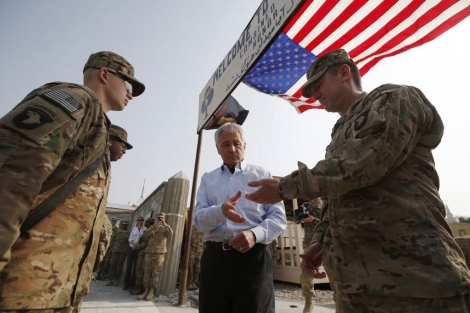 Secretario de Defensa de EEUU, Chuck Hagel (c) de visita en la base de Jalalabad. | Afp