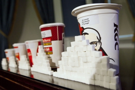 Muestra de bebidas y la cantidad de azúcar que contienen en una rueda de prensa. | Reuters