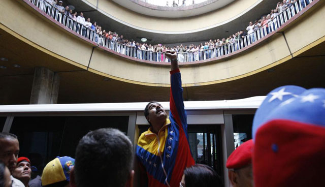 Maduro mira al cielo, ayer, tras registrarse como candidato a las elecciones. | Reuters