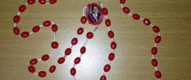 El polmico rosario rojo con la imagen de Chvez. [MS IMGENES]