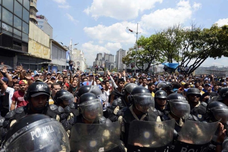 Estudiantes tras el cordn policial.