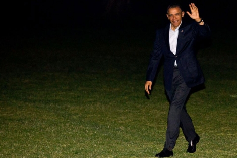 Obama saluda a su llegada a la Casa Blanca tras su gira por Oriente Prximo. | Reuters