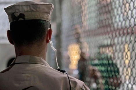 Un guardia vigila el almuerzo del campo VI de Guantnamo.| Afp