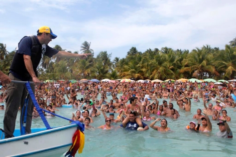 Henrique Capriles saluda a los votantes desde un bote. | Reuters