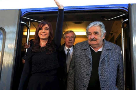 Cristina Kirchner junto a Jose Mujica en 2011.| Reuters