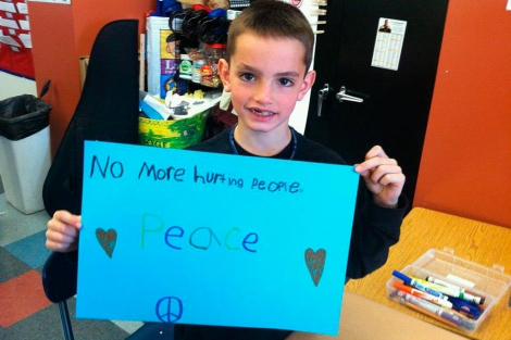 Martin Richard sostiene un cartel en el que pone 'No ms herir a la gente. Paz'. | E.M.