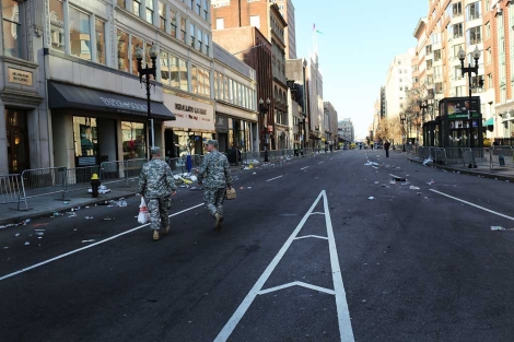 Dos soldados caminan por el lugar del atentado en Boston. | Afp