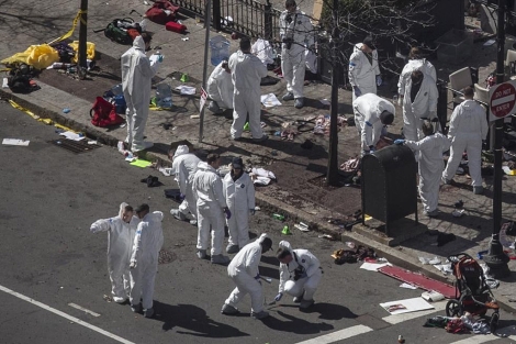 Los investigadores trabajan en el lugar donde explot una de las bombas. | Reuters