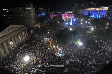 La Plaza de Mayo de Buenos Aires con miles de manifestantes. | Afp