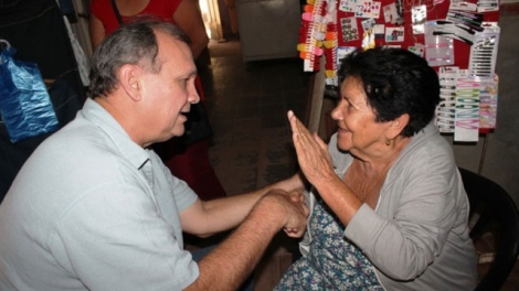 Mario Ferreiro habla con una anciana durante la campaa. | marioferreiro.com.py