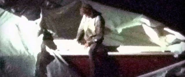 Dzhokhar Tsarnaev sale de la barca donde estaba escondido y se entrega a la policía. | Afp