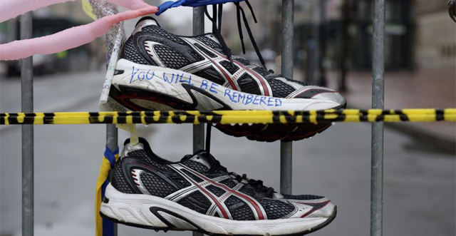 Dos zapatillas de deportes atadas a una valla en memoria de las víctimas de Boston. | Efe
