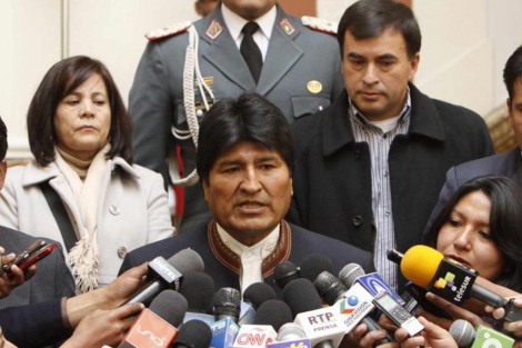 Evo Morales rodeado de periodistas para hablar de la denuncia a Chile. | Efe