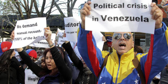 Ciudadanos venezolanos reclaman una auditora de los votos. | Efe
