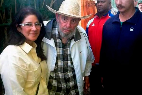 La primera dama Cilia Flores posa con Castro para el Twitter de Maduro.
