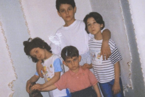Tamerlan, con sus hermanas y su hermano menor, Dzhojar. | Reuters