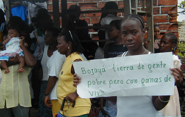 Una niña muestra un cartel en el municipio de Bojayá. | Foto: S. H.